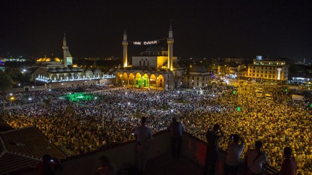 Türkiye Camiilere akın ettiKur'an-ı Kerim'in indirilmeye başlandığı ve ''bin aydan daha hayırlı'' olarak kabul edilen Kadir Gecesi'nde İstanbullular camilere akın etti.