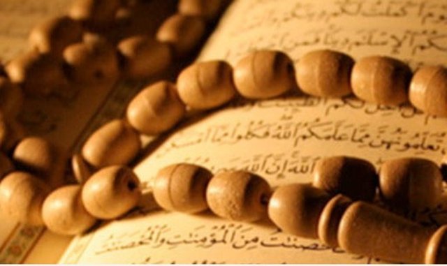 Bunların makam ve derecelerine ulaşmanın imkânsız olduğunu düşündükleri sırada Cebrail (a.s.) gelip dedi ki, " Senin ümmetin bu kişilerin seksen yıllık ibadetlerin hayran oldular, hâlbuki Allah Teâlâ ondan daha hayırlı iyi bir şeyi senin ümmetine indirdi.