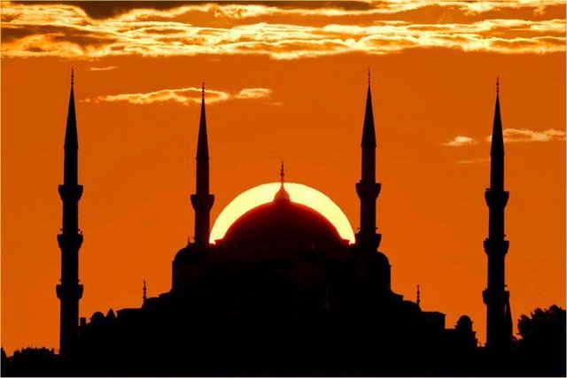 " Ey Allah'ım sen affedicisin, affetmeyi seversin, beni de affet" diye dua ve niyazda bulunmasını buyurmuştur.