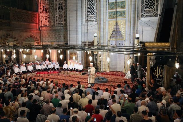 Camilerin etrafında orucunu açan vatandaşlar, akşam ve yatsı ile teravih namazını eda etti, okunan Kur'an-ı Kerim, Mevlid-i Şerif ve ilahileri dinledi.