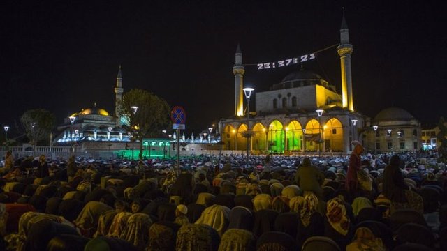 Kadir Gecesi'ni camilerde geçirmek isteyen çok sayıda vatandaş, Eyüp Sultan, Fatih, Süleymaniye ve Sultanahmet camileri başta olmak üzere kentteki birçok camide iftardan önce hazır bulundu.