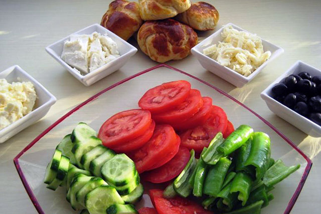 Domates, salatalık, maydanoz, taze biber çiğ sebzeler bolca tüketilmeli.
