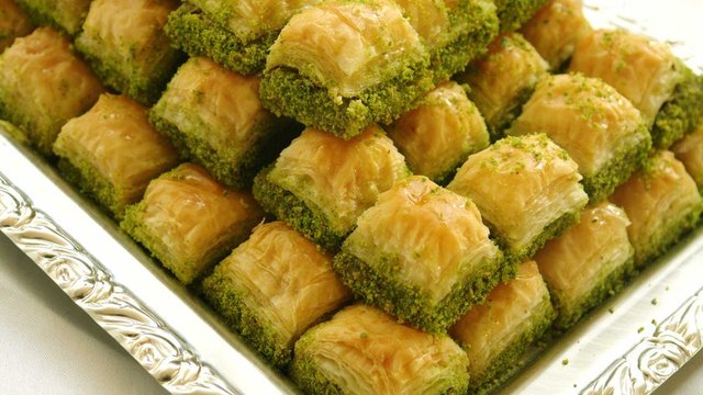 Çevrenin tatlı konusundaki ısrarcı tutumlarından ve aşırı yeme eğiliminden uzak kalınmalı