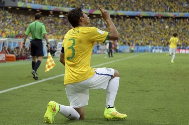 Yarı final ve 3.lük maçında toplam 10 gol yemesine karşın, Brezilya'nın savunmacıları Thiago Silva da rüya takım kadrosuna seçildi.