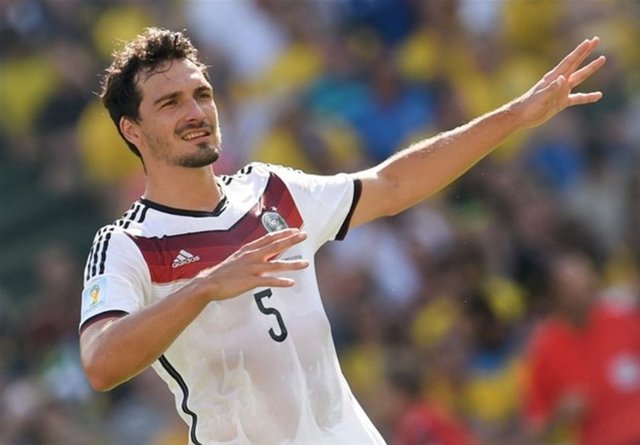 Fifa.com kullanıcıları, savunma hattında bir başka alman Mats Hummels'i tercih etti.