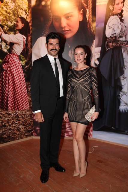 Evcen'in senaryoda yer alan sevişme sahnelerinin üzerini çizerek yapımcıya geri yolladığı öğrenildi. -