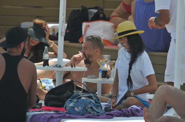 Çeşme'de tatillerine devam eden Caner-Asena Erkin çifti, Berkay'la pişti olmaya devam ediyor.