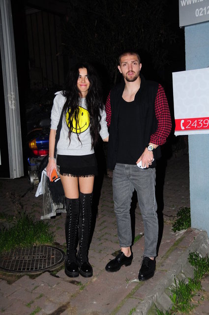 Caner Erkin dj'e "Kapat şu herifi" diye tepki gösterince işletmeci Erkin çiftinden özür diledi.