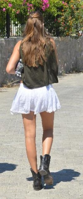 Güzel oyuncu, yürüyüş yaparken Çağatay Ulusoy ile ilgili haberleri açıklığa kavuşturdu.