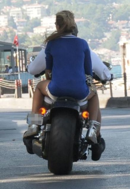 Ancak ikili bu keyif turunda güvenlik önlemlerini hiçe saydı. Kask kullanmayan sevgililer, hız sınırlarını da zorlayıp hayatlarını tehlikeye attı.