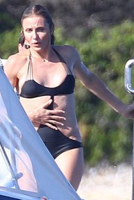 Sporla uğraşan 41 yaşındaki Cameron Diaz'ın göbeğindeki selülitler ise gözlerden kaçmadı...
