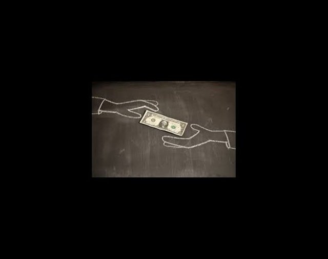 YAVAŞ SAYAN KASİYER - Kasiyer parayı sayıyor ama çok yavaş. Sabrınızı kaybetmek üzeresiniz ve tamam deyip saymadan paranızının üstünü alıyorsunuz. Muhtemelen para eksik çıkacak. AVRUPA'NIN HER YERİNDE