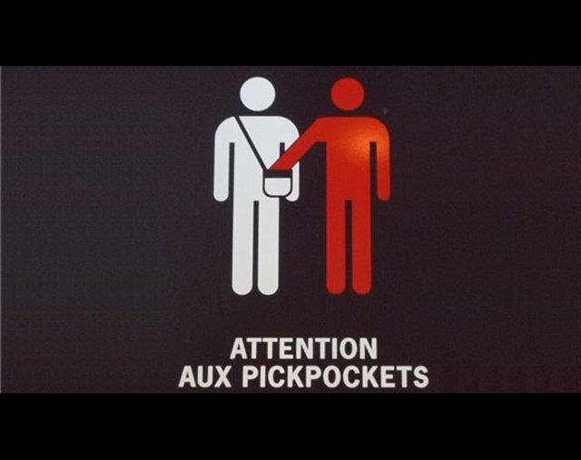 KAPKAÇ UYARICILARI... - "Dikkat edin burada bir kapkaççı gördüm" der. Siz de refleks olarak cüzdanınızı ya da diğer değerli eşyanızı kontrol edersiniz ve ortaya çıkarırsınız. Peşinize takılarak bir anda sizi uyaran kişi cüzdanınızı kapıp kaçar. TÜM DÜNYA