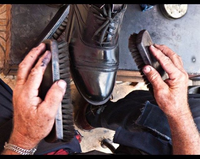 'TOZUNU ALALIM ABİ' - Bir adam ya da çocuk ayakkabı fırçasını tam önünüze atar, siz onu yerden alıp ona verirsiniz o da size teşekkür ediyorum diye ayakkabınızı parlatı verir. Daha sonra da parasını ister, vermezseniz siz zor durumda kalırsınız İSTANBUL