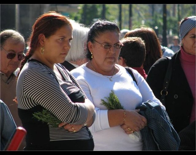 BİBERİYE - Bir kadın elindeki biberiye dalını size vermeye çalışır. Bunun size şans getireceğini iddia eder. Sonra da parasını ister. Ödemezsen ailene ve sana lanet okur. Korkarsın ve istediği parayı verirsin MADRID - YENİ DELHİ