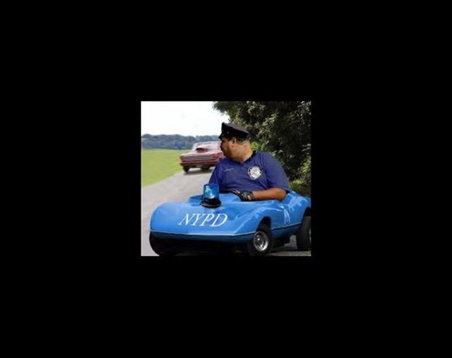 SAHTE POLİS - Polis gibi görünen biri yaklaşır. Bölgede sahte para vakasının fazla olduğunu söyler ve cüzdanınızı kontrol eder ve geri verir. Cüzdandaki para eksiktir. MEKSİKO ŞEHRİ, BOGOTA, BÜKREŞ, BANGKOK