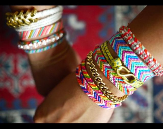 ARKADAŞLIK BİLEKLİĞİ - Birisi yanınıza yaklaşıp size arkadaşlık bilekliği teklif eder. İstemiyorum da deseniz vazgeçmez. Bileğinize yapışır ve bilekliği takmaya çalışır, bunu başarınca da parasını ister. Bileklik çözülüp geri vermek istenir çözülmez.