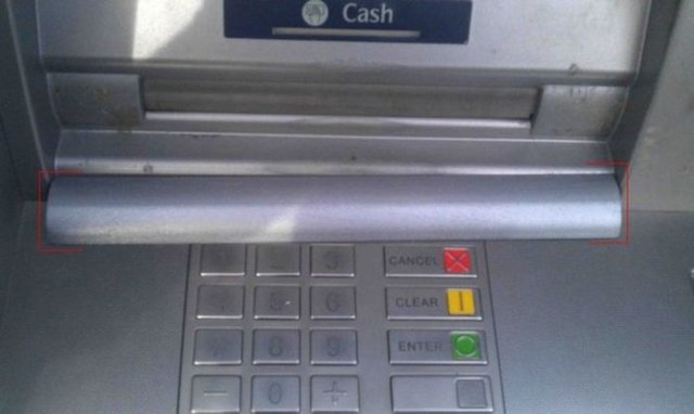 ATM'DE ŞAŞKINA ÇEVİREN DOLANDIRICILIK! - Ukrayna'da, hırsızlar şeytanın bile aklına gelmeyecek bir yöntemle banka ATM'lerinden para çalıyorlar...