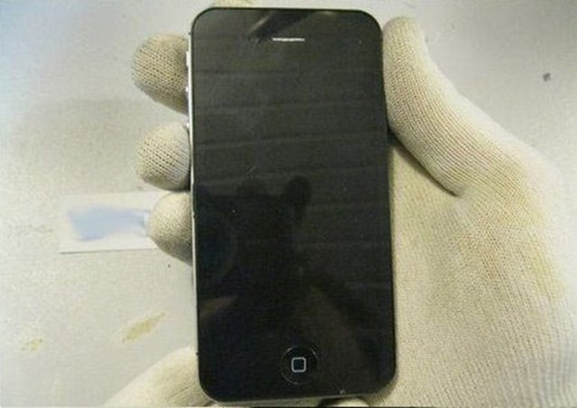 Müşteri kargonun getirdiği telefonu açıp hemen telefonun çalışıp çalışmadığını deniyor.