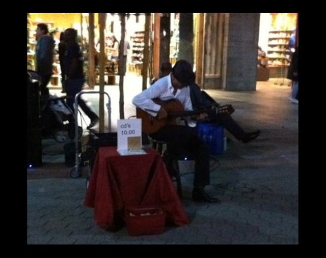 SOKAK MÜZİSYENİ - Biraz muhabbet edersiniz ve size CD'sini verir. CD sizin elinize geçer geçmez sizden parasını ister. Reddederseniz çevresindeki arkadaşlarıyla birlikte etrafınızı çevirir. NEW YORK