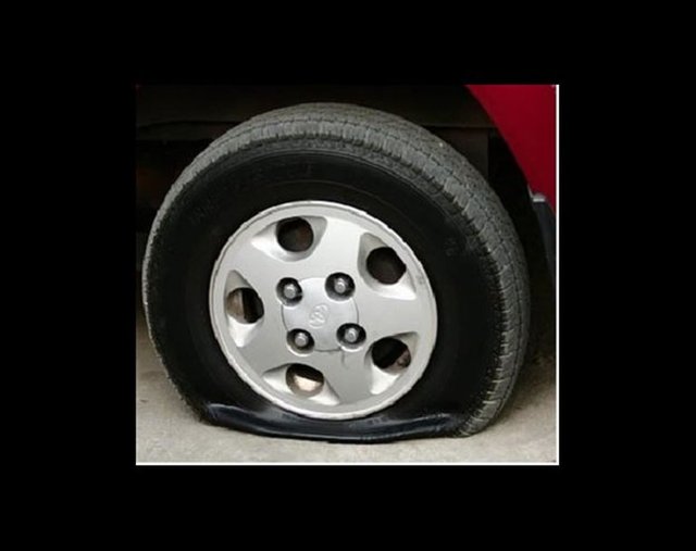 LASTİK PATLATMA - Aracınızın lastiğinin patlatıldığını görebilirsiniz. Siz bununla uğraşırken size yardım etmek isteyen biri çıkar. Siz onunla lastiği değiştirirken bir başkası aracınızın içine girmiş, değerli eşyaları çalmaya başlamıştır bile. KOSTA RİKA