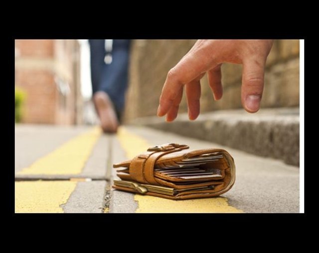 DÜŞÜRÜLMÜŞ CÜZDAN - Yerde bir cüzdan bulursunuz. Genellikle boştur. Siz o cüzdan için eğilmişken kendi cüzdanınızın gittiğinin farkına dahi varmazsanız. ROMA - UKRAYNA