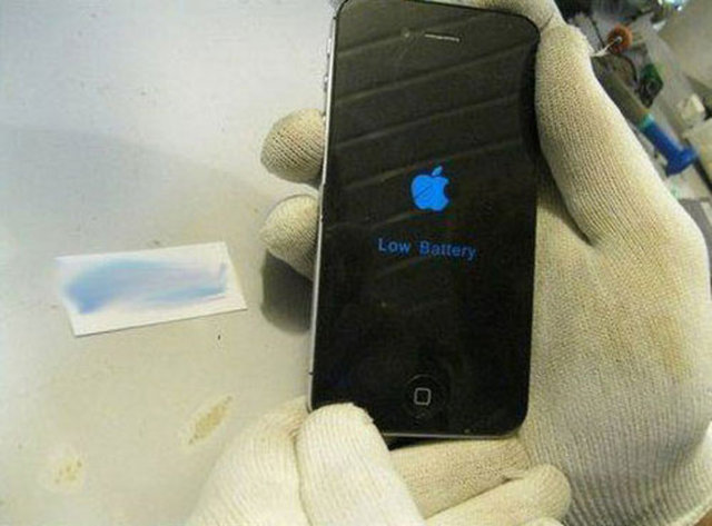 Telefon açılıyor ve "boş batarya" uyarısıyla karşılaşıyor. 