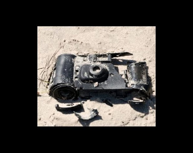 BOZUK FOTOĞRAF MAKİNESİ - Birisinin ya da kalabalık bir grubun fotoğrafını çekersiniz. Ama size verilen makine bozuktur. Makineyi verirken itiraz eder, "Makinemizi bozmuşsun parasını ödeyeceksin" der. DÜNYANIN HER YERİNDE