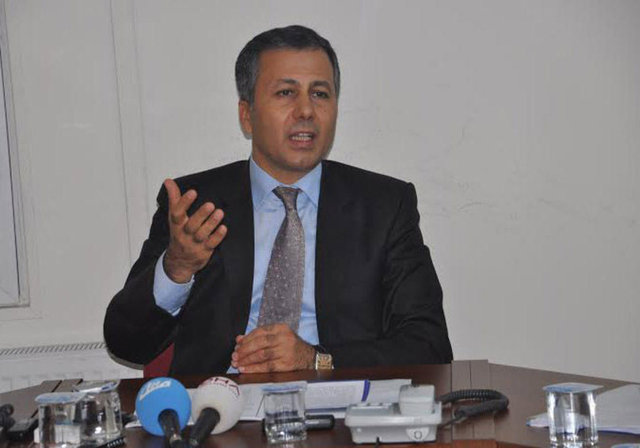 Valinin paylaştığı twit'te, "1.5 milyar Müslüman'ın elinde Coca-Cola bardağı ile ebabil kuşlarını beklemesi soytarılıktır" ifadesi yer alıyordu.