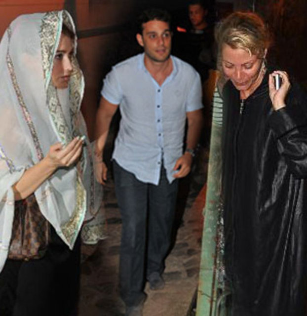 Kadir Gecesi'nde vatandaşların akınına uğrayan türbeleri ziyaret edenler arasında ünlüler de vardı.