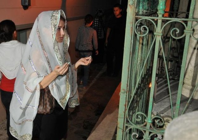 Hilal Cebeci de dua okurken görüntülendi.