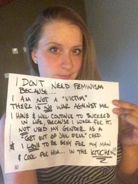 "Feminizme ihtiyacım yok çünkü bir kurban değilim, haklarım ihlal edilmiyor. Cinsiyetimi bir silah olarak kullanmak istemiyorum. Sevgilim için yemek pişirmeyi ve onun için seksi olmayı seviyorum"