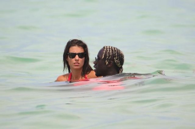 Zaman zaman romantik anlar yaşayan çiftin, mayo konusundaki uyumları da dikkat çekti.