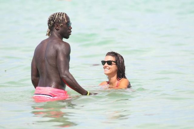 İngiltere Premiere Ligi'nin Manchester City takımında top koşturan Bacary Sagna ile karısı Ludivine, Florida tatilinde görüntülendi.