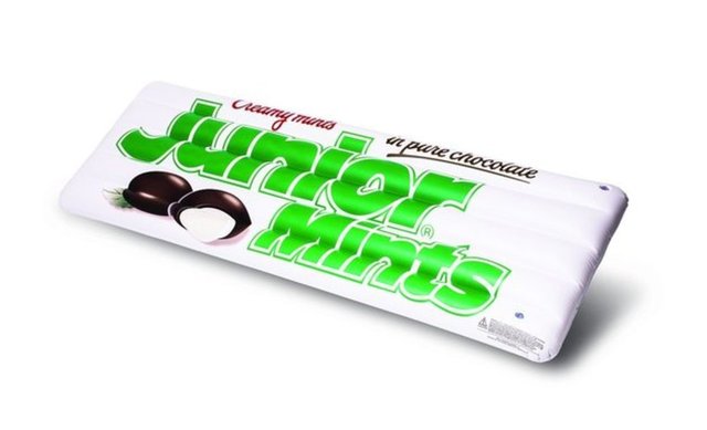 Jelatinli Junior Mints görünümlü deniz yatağıyla gölde iyi bir gün geçirebilirsiniz.  -