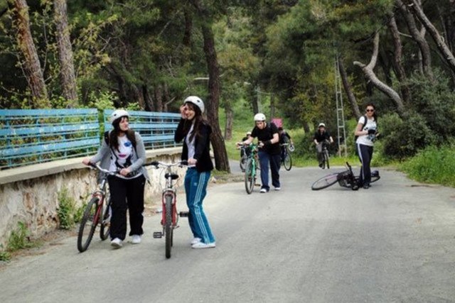Sadece doğasıyla, temiz havası ve güzellikleriyle değil, bahriyesi, sanatoryumu, ruhban (papaz) okulu gibi kurumlarıyla da ünlüdür..