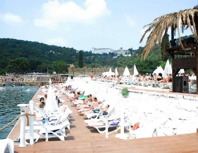 HEYBELİADA - Heybeliada, İstanbul'un Büyükada'dan sonra en büyük adasıdır. İstanbul'un en çok rağbet gören sayfiye yerlerinden biridir