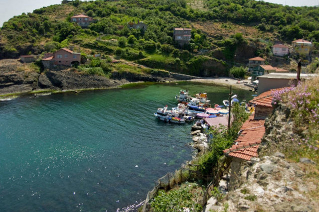 Sarıyer'den sadece 10 km uzaklıkta olan bu köyden ne yazık ki 3. Boğaz Köprüsü geçecek. Bir kaç yıl sonra bu bakir halinden eser kalmayacak. Bu yüzden bir an önce gidip görmenizi tavsiye ederiz