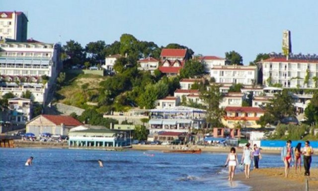 Kilyos'ta göze ilk çarpan tarihi bina Cenevizliler döneminde yapıldığı bilinen kalesi oluyor. Askeri saha içinde kalan kale Sultan II. Mahmut zamanında restore edilmiş. Ortasında bir sarnıç bulunuyor