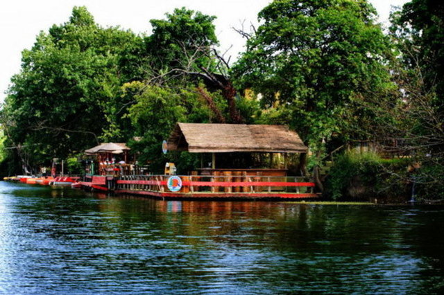 AĞVA - İstanbul'a 100 km uzaklıkta. Kumsalı, koyları, kayalıkları ve  - orman ile iç içe görüntüsü ile Ağva, şehirden gelenlerin kendilerine pozitif enerji yükledikleri bir enerji noktası haline gelmiştir