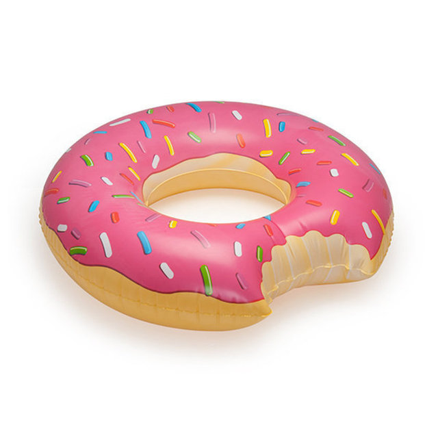 İştahı zorlayan pembe bir donut.  -