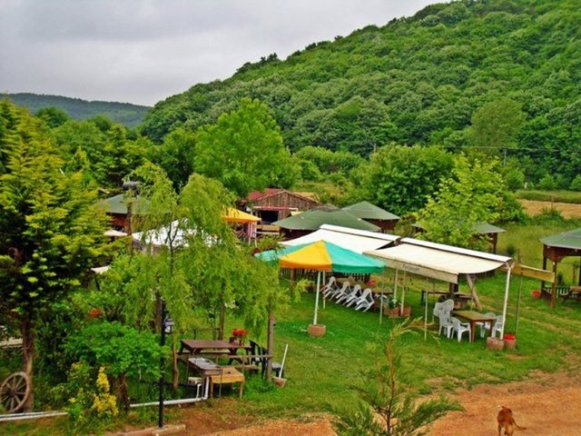 Polonezköy'e gitmişken 1912 yılınde inşaatına başlanan kiliseyi mutlaka görün. Kilise papaz eviyle birlikte 1914 yılında bitirilmiş. Kilisenin yanı sıra Atatürk'ün Polonezköy'ü ziyareti esnasında kaldığı evi de görmeniz mümkün