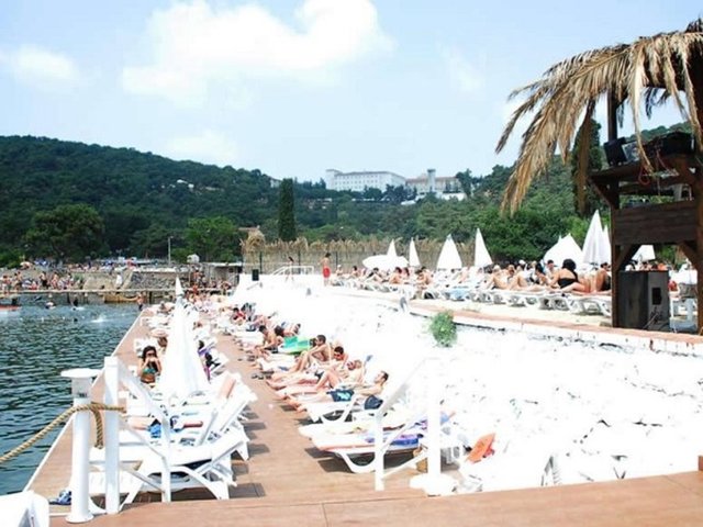ADA BEACH CLUB - Heybeliada'da Çam Limanı'nda yer alan, ortalamanın üstünde bir  - deniz temizliğine sahip olan plajdır. Her adada olduğu gibi buraya da hafta sonu gitmenizi önermeyiz