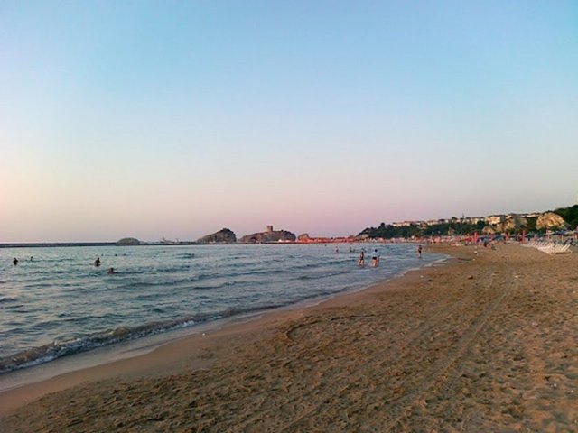 BAYKUŞ PLAJI - Buraya dinlenmek, bronzlaşmak, fotoğraf çekmek, arkadaşınla denize karşı sohbet etmek için gidilir. Beach Club mantığını, bangır bangır çalan pop müziği burada bulamazsınız! Bi' düşünün!