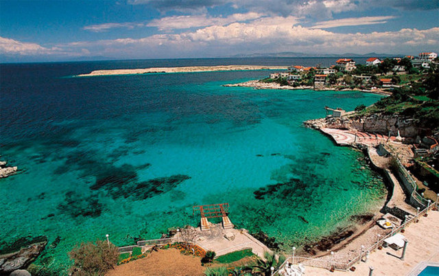 KARABURUN - Karaburun Çatalca'ya bağlı bir Karadeniz sahili. Büyükçekmece'ye 50 km uzaklıktadır. Mükemmel plajı ve koyu ile göz kamaştıran Karaburun, İstanbul'un incisi olmaya aday