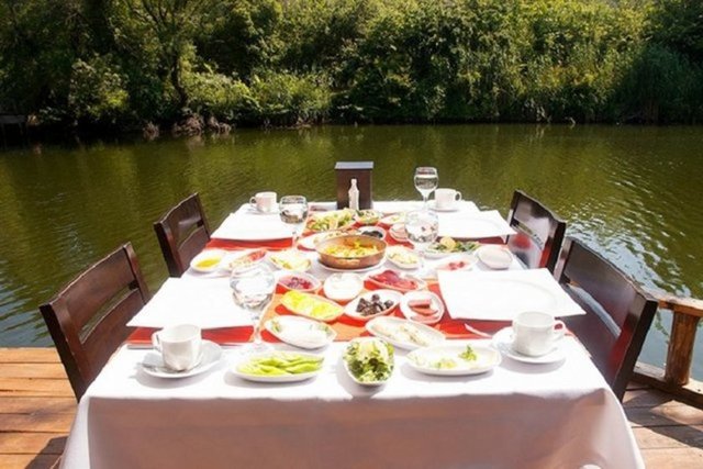 Ağva, denize girebileceğiniz, doğada yeşillikler arasında  - yürüyüş yapabileceğiniz, nehir kenarında köy kahvaltısını tadabileceğiniz tesislere sahip