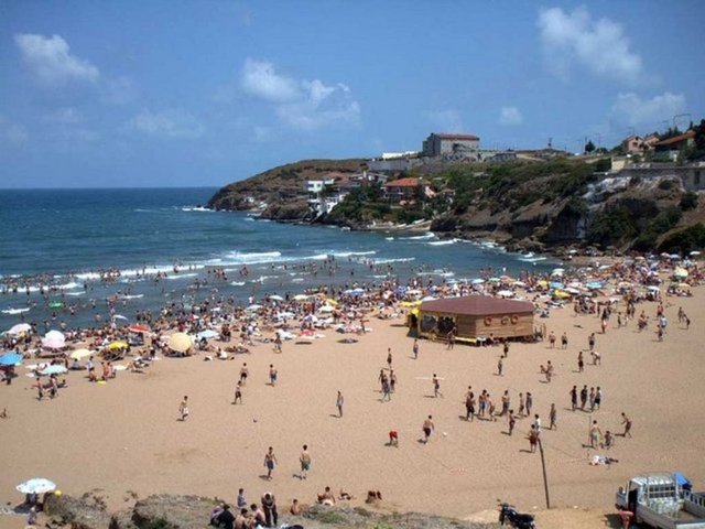 RİVA - İstanbul'a yarım saat uzaklıktaki Riva, son yıllarda daha fazla bilinir oldu. Özellikle hafta sonu İstanbullularla dolup taşmaya başladı. Denizi, kumsalı ve keyifli manzarasıyla gidilmesi gereken rotalardan