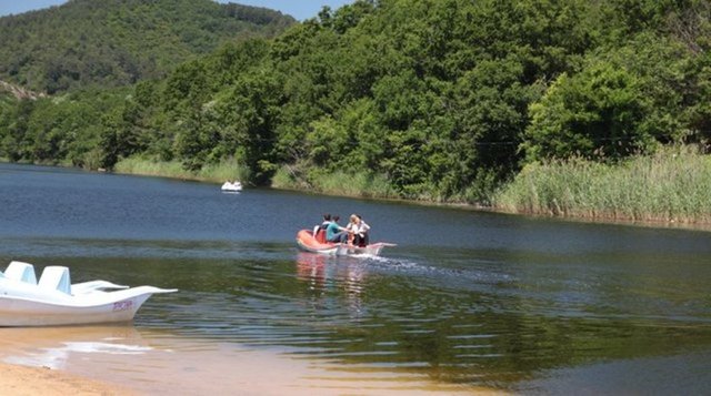 KASTRO - Tekirdağ'ın Karadeniz'e açılan tek kıyısı olan Kastro dişbudak ağaçlarıyla süslü yemyeşil bir koy