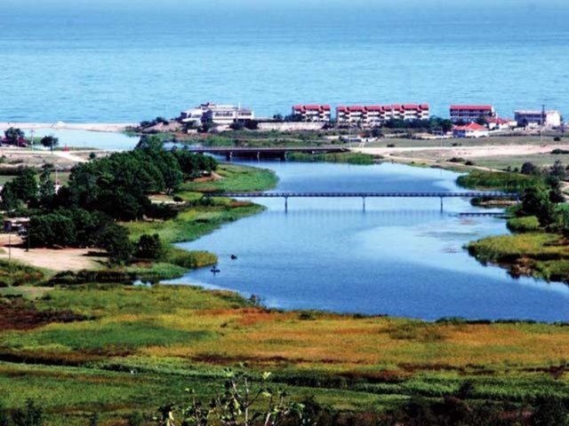 Özellikler hafta sonları Karasu Plajı tam bir panayır yerine dönmektedir