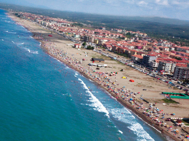 KARASU - İstanbull'a 280 km uzalıkta. Karasu denince akla ilk gelen uzun ve geniş kumsalı, Yakın bölgede yaşayanların yazları denize girmek için tercih ettikleri yerlerin başında Karasu gelir